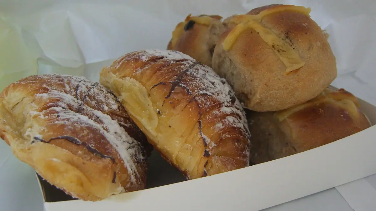 Bridges – patisserie in Lymington town centre